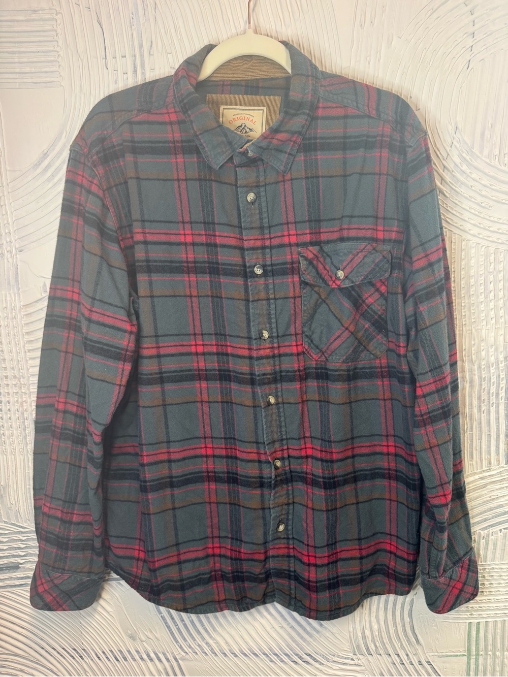 Men's Casual Plaid Button-Down Shirt in Gray and Red